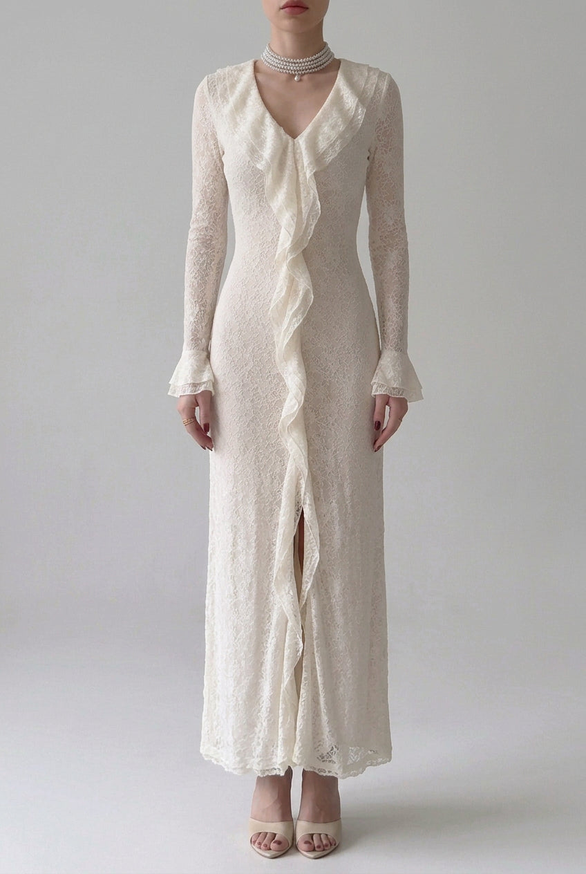 Regina | Vestido entallado de encaje con escote de pico