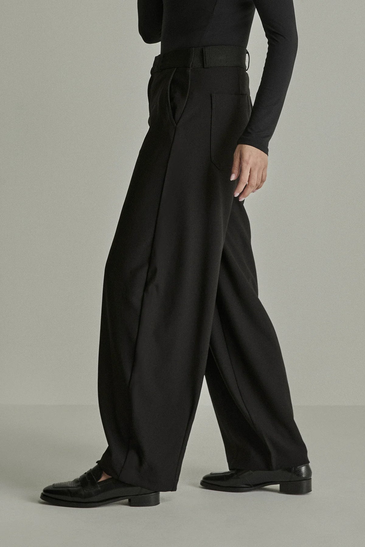 Calíope | Pantalón barrel de crepé negro