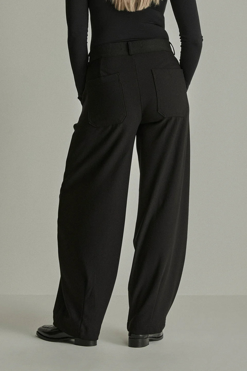 Calíope | Pantalón barrel de crepé negro