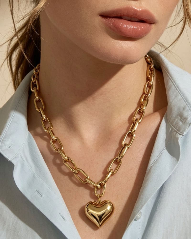Victoria | Collar de cadena dorada con colgante de corazón