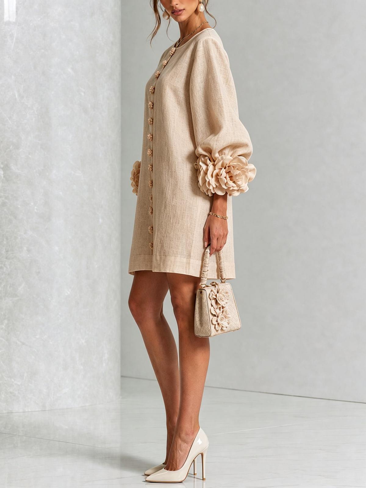 Daira | Vestido corto beige de flores con puños florales