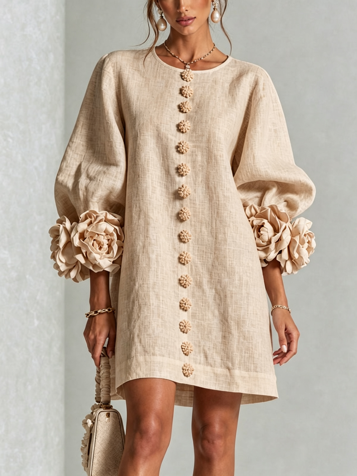 Daira | Vestido corto beige de flores con puños florales