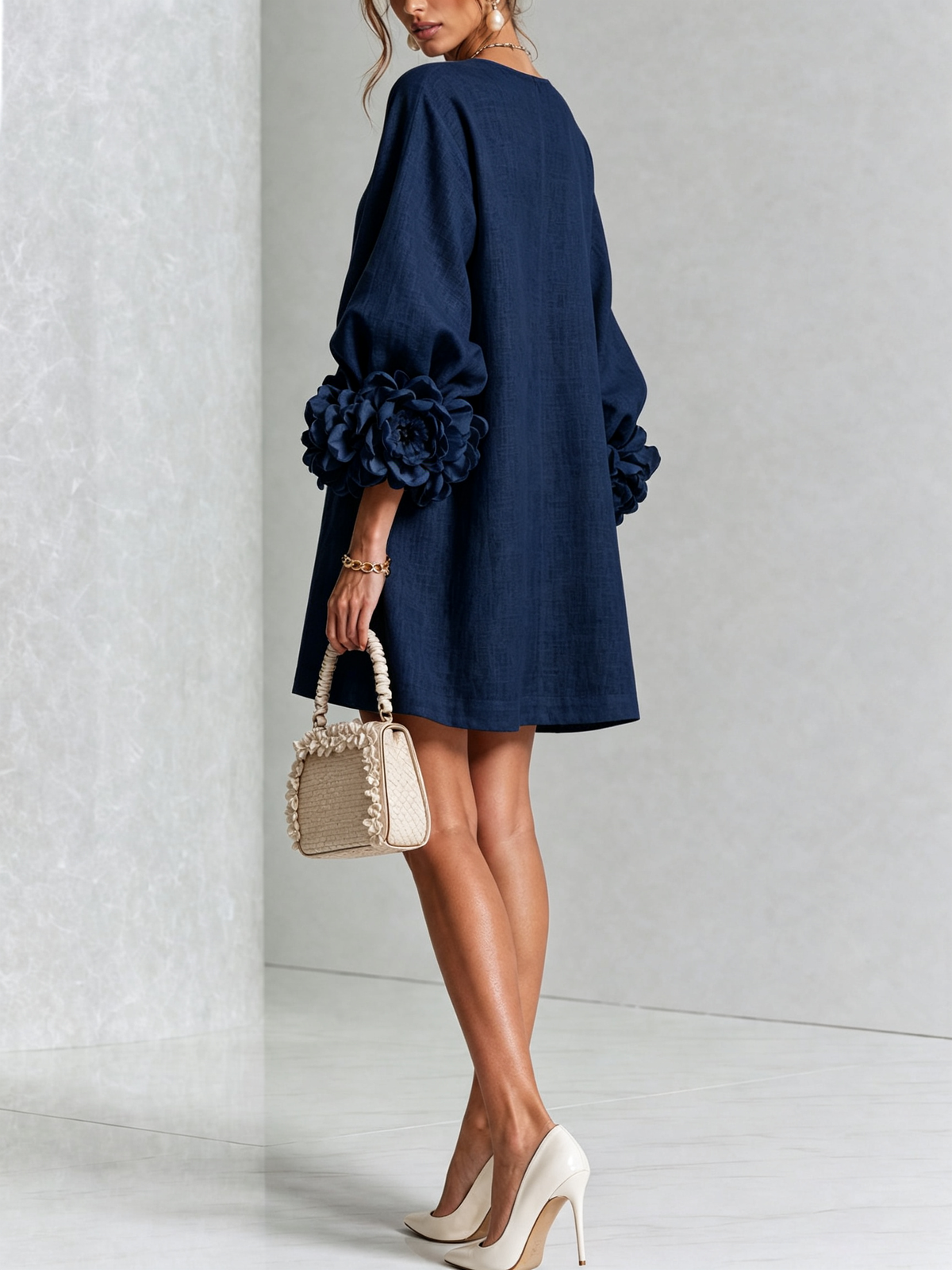 Nina | Vestido corto azul marino de flores con puños florales