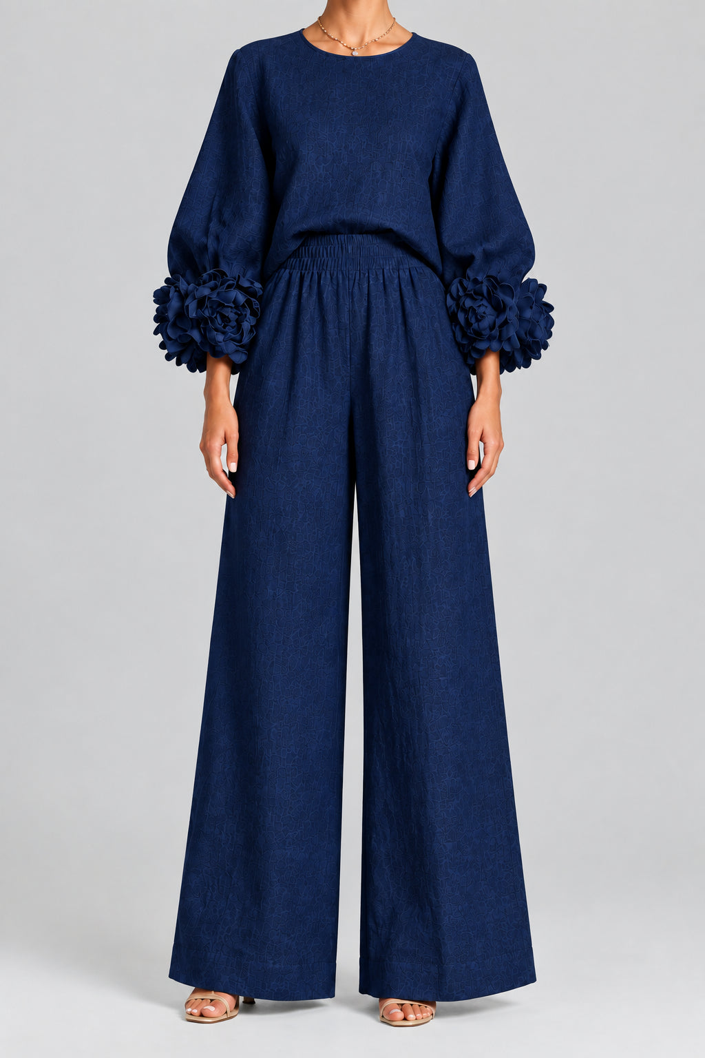 Celine | Conjunto azul marino con puños florales