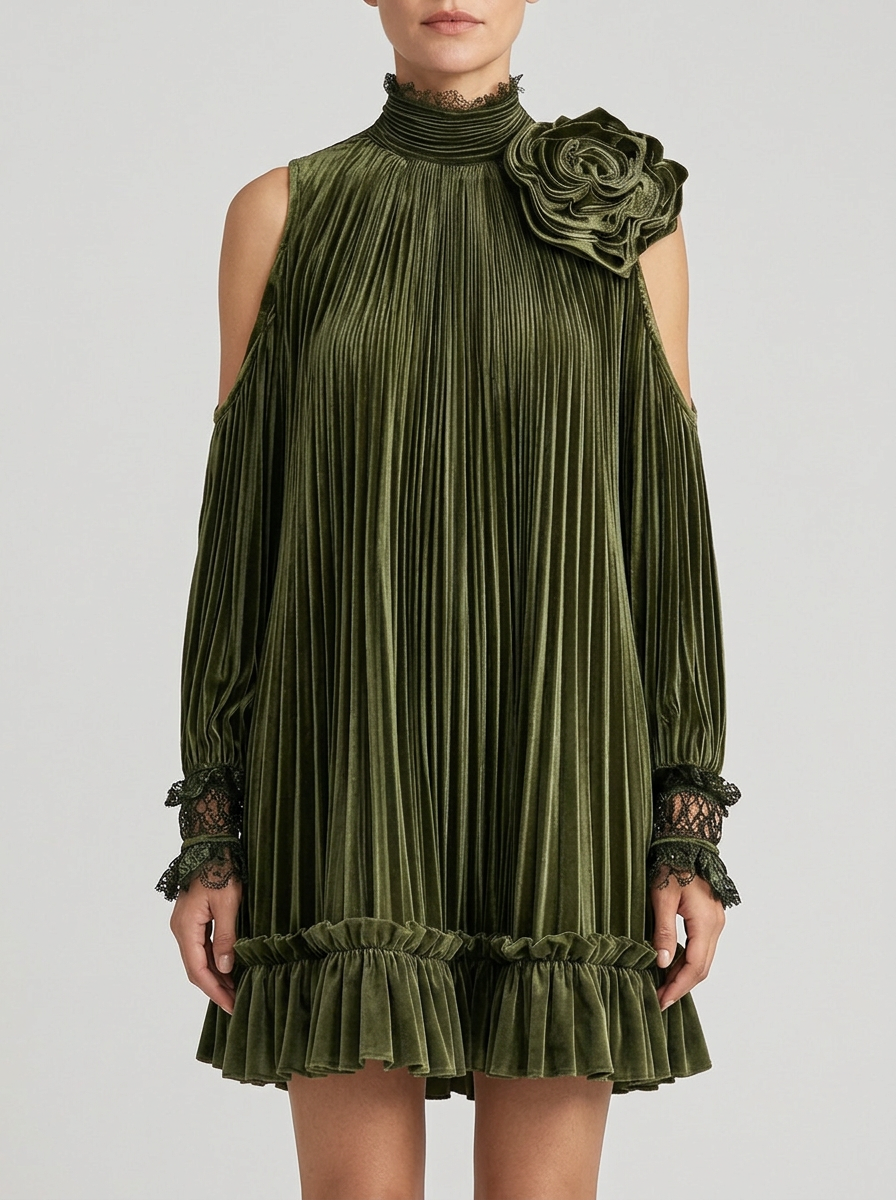 Elegante vestido mini verde oliva plisado con cuello alto, bajo de volantes y detalle de rosa