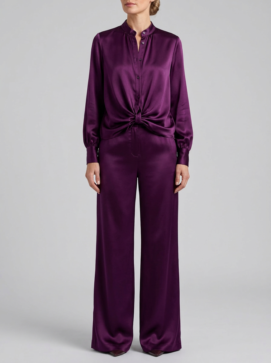 Conjunto de dos piezas de lujo en morado: camisa de satén para mujer con cuello mao y botones, y pantalones de pierna ancha de talle alto