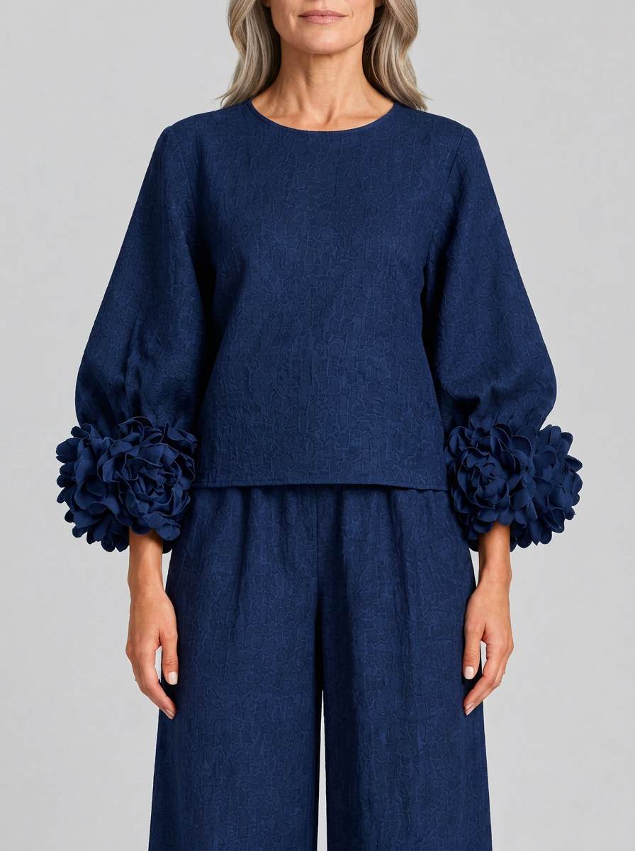 Conjunto azul marino de top con puños florales y pantalón ancho